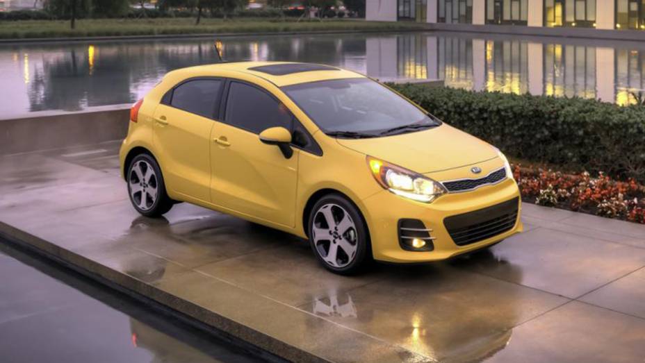 O Kia Rio norte-americano recebeu uma atualização visual | <a href="https://beta-develop.quatrorodas.abril.com.br/noticias/fabricantes/kia-rio-rejuvenescido-mostrado-chicago-836142.shtml" rel="migration">Leia mais</a>