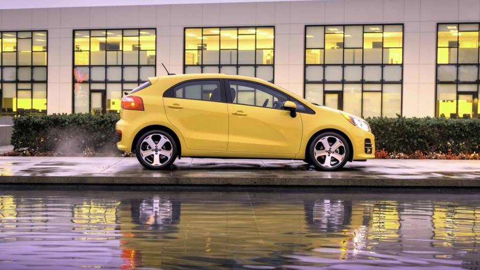 O modelo agora segue o mesmo padr&atilde;o implantado pela Kia em sua vers&atilde;o europeia | <a href="https://beta-develop.quatrorodas.abril.com.br/noticias/fabricantes/kia-rio-rejuvenescido-mostrado-chicago-836142.shtml" rel="migration">Leia mais</a>