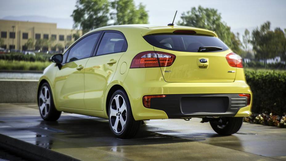 Uma das novidades é a adição de duas cores de carroceria, azul e amarelo (foto) | <a href="https://beta-develop.quatrorodas.abril.com.br/noticias/fabricantes/kia-rio-rejuvenescido-mostrado-chicago-836142.shtml" rel="migration">Leia mais</a> Uma das novidades é a adição de duas cores de carroceria, azul e amarelo (foto) | <a href="https://beta-develop.quatrorodas.abril.com.br/noticias/fabricantes/kia-rio-rejuvenescido-mostrado-chicago-836142.shtml" rel="migration">Leia mais</a>