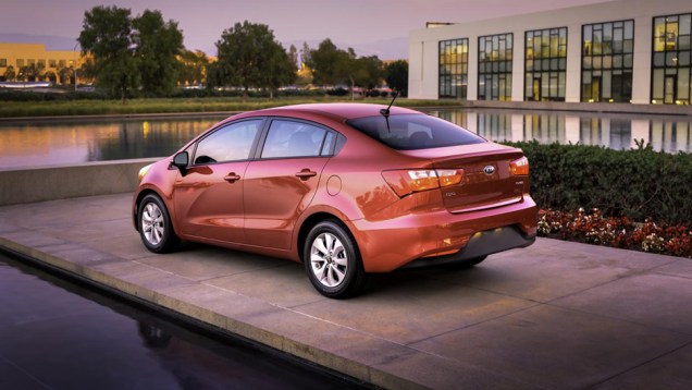Tanto o sedã quanto o hatch estão disponíveis apenas com bloco 1.6 a gasolina | <a href="https://beta-develop.quatrorodas.abril.com.br/noticias/fabricantes/kia-rio-rejuvenescido-mostrado-chicago-836142.shtml" rel="migration">Leia mais</a> Tanto o sedã quanto o hatch estão disponíveis apenas com bloco 1.6 a gasolina | <a href="https://beta-develop.quatrorodas.abril.com.br/noticias/fabricantes/kia-rio-rejuvenescido-mostrado-chicago-836142.shtml" rel="migration">Leia mais</a>