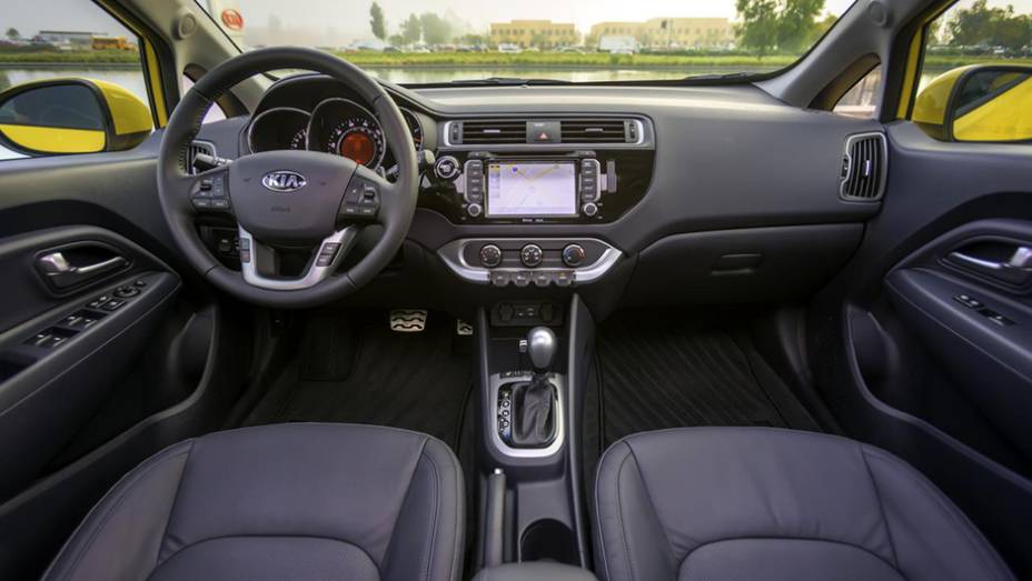 Na cabine, destaque para o acabamento Black Piano no sistema de &aacute;udio | <a href="https://beta-develop.quatrorodas.abril.com.br/noticias/fabricantes/kia-rio-rejuvenescido-mostrado-chicago-836142.shtml" rel="migration">Leia mais</a>