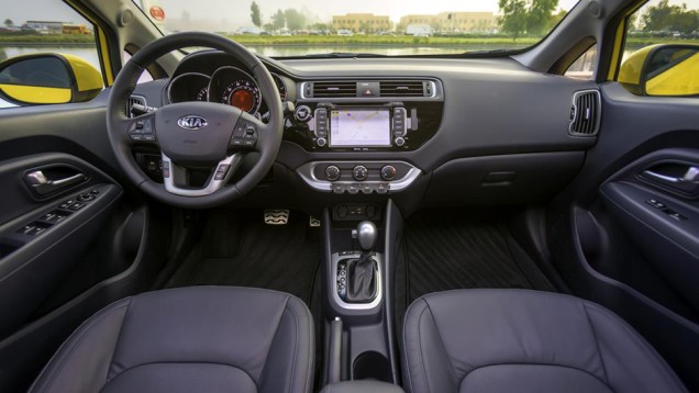 Na cabine, destaque para o acabamento Black Piano no sistema de &aacute;udio | <a href="https://beta-develop.quatrorodas.abril.com.br/noticias/fabricantes/kia-rio-rejuvenescido-mostrado-chicago-836142.shtml" rel="migration">Leia mais</a>