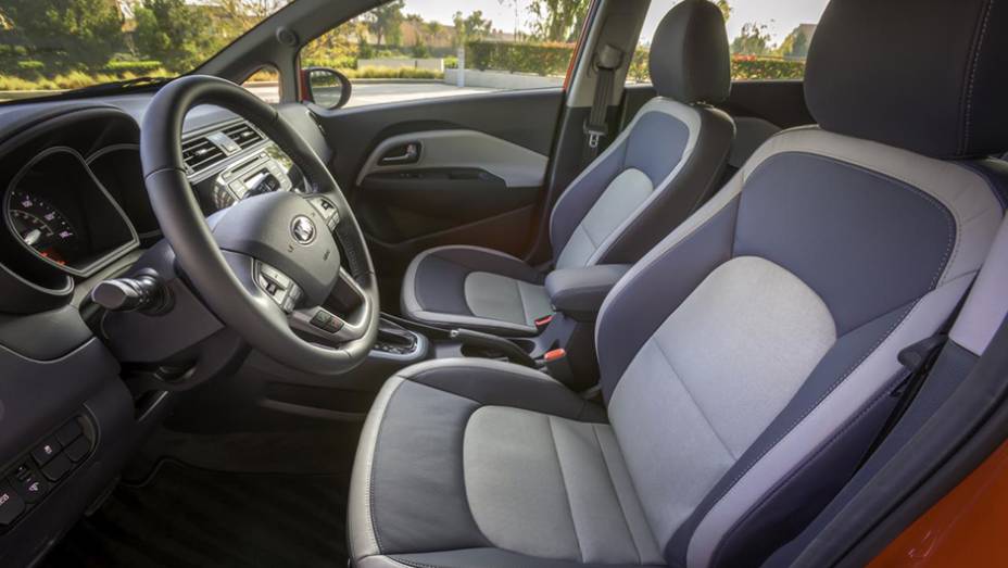 C&acirc;mbio manual &eacute; o padr&atilde;o para o sed&atilde;, e autom&aacute;tico, para o hatch | <a href="https://beta-develop.quatrorodas.abril.com.br/noticias/fabricantes/kia-rio-rejuvenescido-mostrado-chicago-836142.shtml" rel="migration">Leia mais</a>