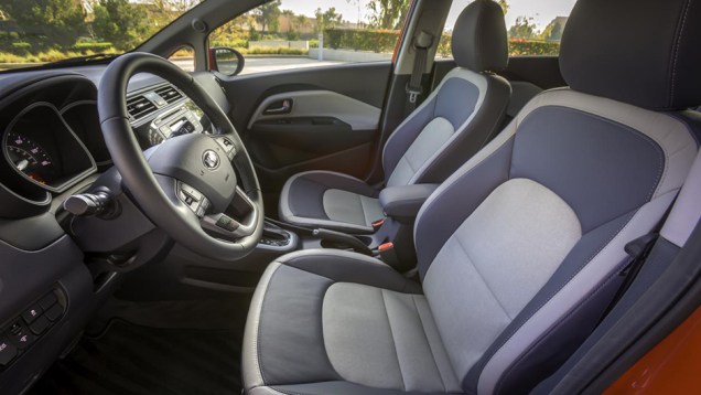 Câmbio manual é o padrão para o sedã, e automático, para o hatch | <a href="https://beta-develop.quatrorodas.abril.com.br/noticias/fabricantes/kia-rio-rejuvenescido-mostrado-chicago-836142.shtml" rel="migration">Leia mais</a> Câmbio manual é o padrão para o sedã, e automático, para o hatch | <a href="https://beta-develop.quatrorodas.abril.com.br/noticias/fabricantes/kia-rio-rejuvenescido-mostrado-chicago-836142.shtml" rel="migration">Leia mais</a>