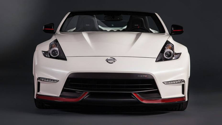 O motor que equipa o o 370Z Roadster NISMO concept é o mesmo das versões convencionais do esportivo | <a href="https://beta-develop.quatrorodas.abril.com.br/noticias/fabricantes/nissan-cria-versao-nismo-concept-370z-roadster-836560.shtml" rel="migration">Leia mais</a>