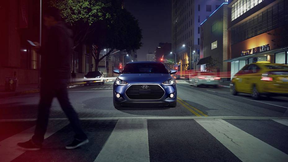 A grade frontal do modelo exibe linhas similares àquelas vistas em outros carros da marca depois da atualização visual | <a href="https://beta-develop.quatrorodas.abril.com.br/noticias/fabricantes/hyundai-veloster-ganha-edicao-rally-836420.shtml" rel="migration">Leia mais</a>