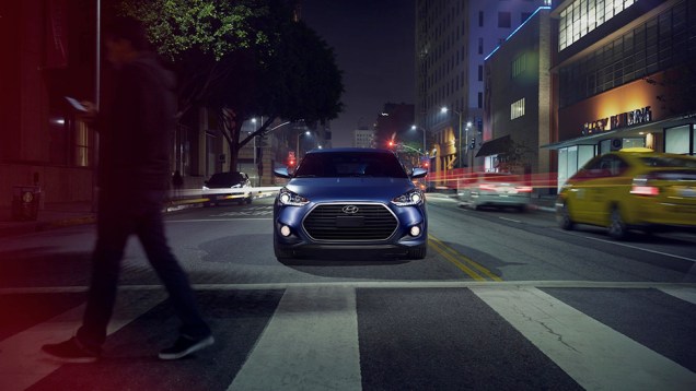 A grade frontal do modelo exibe linhas similares &agrave;quelas vistas em outros carros da marca depois da atualiza&ccedil;&atilde;o visual | <a href="https://beta-develop.quatrorodas.abril.com.br/noticias/fabricantes/hyundai-veloster-ganha-edicao-rally-836420.shtml" rel="migration">Leia mais</a>