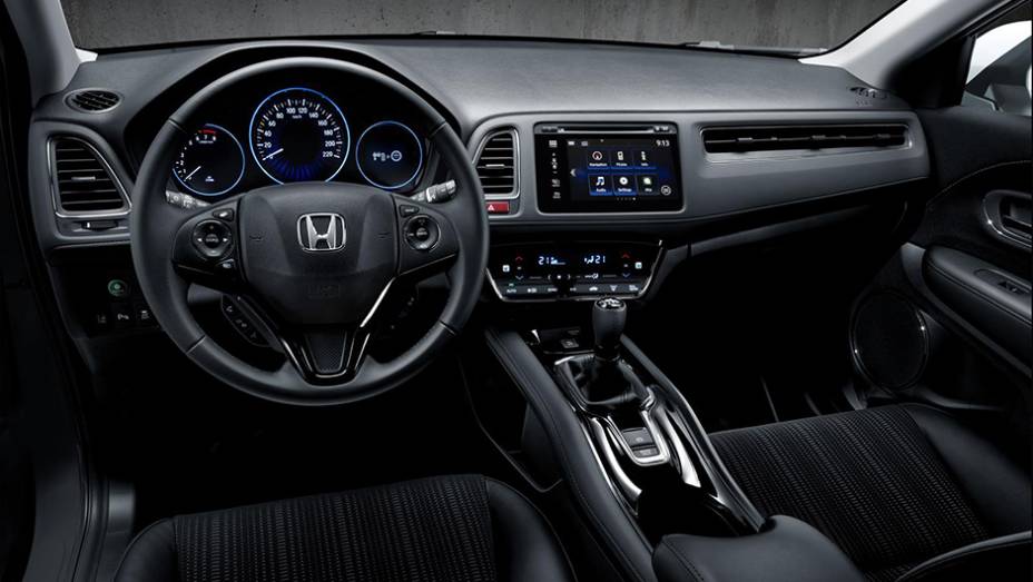 Por dentro, est&aacute; presente um novo sistema multim&iacute;dia com tela de sete polegadas | <a href="https://beta-develop.quatrorodas.abril.com.br/noticias/saloes/genebra-2015/honda-apresenta-versao-europeia-hr-v-837303.shtml" rel="migration">Leia mais</a>