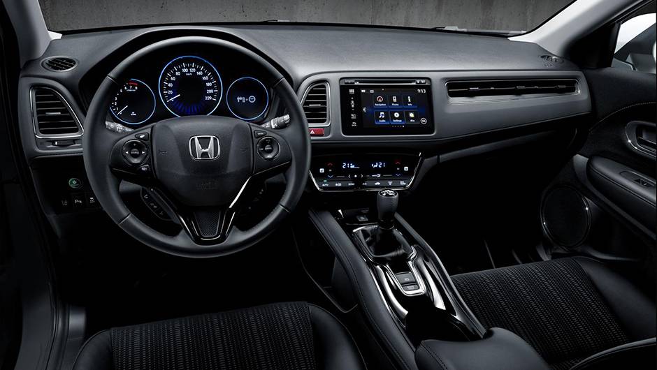 Por dentro, está presente um novo sistema multimídia com tela de sete polegadas | <a href="https://beta-develop.quatrorodas.abril.com.br/noticias/saloes/genebra-2015/honda-apresenta-versao-europeia-hr-v-837303.shtml" rel="migration">Leia mais</a> Por dentro, está presente um novo sistema multimídia com tela de sete polegadas | <a href="https://beta-develop.quatrorodas.abril.com.br/noticias/saloes/genebra-2015/honda-apresenta-versao-europeia-hr-v-837303.shtml" rel="migration">Leia mais</a>
