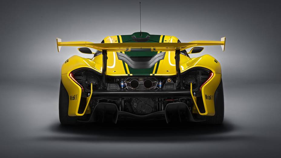 Outras novidades introduzidas pela McLaren no modelo s&atilde;o rodas de competi&ccedil;&atilde;o de 19 polegadas, revestidas com pneus slick da Pirelli, aerof&oacute;lio traseiro de grandes dimens&otilde;es e reposicionado | <a href="https://beta-develop.quatrorodas.abril.com.br/noticias/saloes/genebra-" rel="migration"></a>