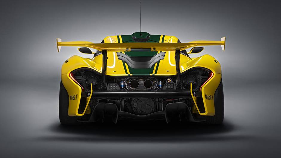 Outras novidades introduzidas pela McLaren no modelo s&atilde;o rodas de competi&ccedil;&atilde;o de 19 polegadas, revestidas com pneus slick da Pirelli, aerof&oacute;lio traseiro de grandes dimens&otilde;es e reposicionado | <a href="https://beta-develop.quatrorodas.abril.com.br/noticias/saloes/genebra-" rel="migration"></a>