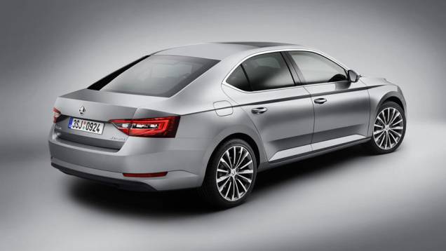 Por padrão, o modelo terá câmbio manual, mas sete versões de motorização trarão como opcional a transmissão de dupla embreagem | <a href="https://beta-develop.quatrorodas.abril.com.br/noticias/saloes/genebra-2015/skoda-oficializa-superb-2015-837603.shtml" rel="migration">Leia mais</a> Por padrão, o modelo terá câmbio manual, mas sete versões de motorização trarão como opcional a transmissão de dupla embreagem | <a href="https://beta-develop.quatrorodas.abril.com.br/noticias/saloes/genebra-2015/skoda-oficializa-superb-2015-837603.shtml" rel="migration">Leia mais</a>