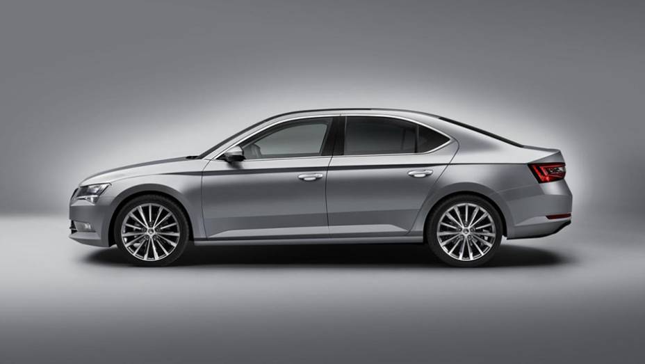 A montadora tamb&eacute;m destaca a inclus&atilde;o de 29 itens para facilitar a rotina do motorista, seguindo o padr&atilde;o "Simply Clever" | <a href="https://beta-develop.quatrorodas.abril.com.br/noticias/saloes/genebra-2015/skoda-oficializa-superb-2015-837603.shtml" rel="migration">Leia mais</a>