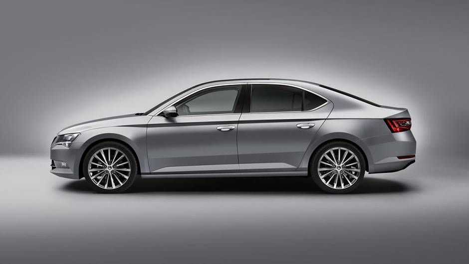 A montadora tamb&eacute;m destaca a inclus&atilde;o de 29 itens para facilitar a rotina do motorista, seguindo o padr&atilde;o "Simply Clever" | <a href="https://beta-develop.quatrorodas.abril.com.br/noticias/saloes/genebra-2015/skoda-oficializa-superb-2015-837603.shtml" rel="migration">Leia mais</a>