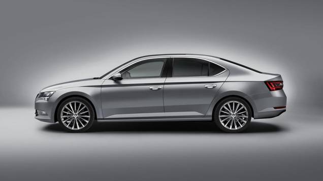 A montadora também destaca a inclusão de 29 itens para facilitar a rotina do motorista, seguindo o padrão "Simply Clever" | <a href="https://beta-develop.quatrorodas.abril.com.br/noticias/saloes/genebra-2015/skoda-oficializa-superb-2015-837603.shtml" rel="migration">Leia mais</a> A montadora também destaca a inclusão de 29 itens para facilitar a rotina do motorista, seguindo o padrão "Simply Clever" | <a href="https://beta-develop.quatrorodas.abril.com.br/noticias/saloes/genebra-2015/skoda-oficializa-superb-2015-837603.shtml" rel="migration">Leia mais</a>