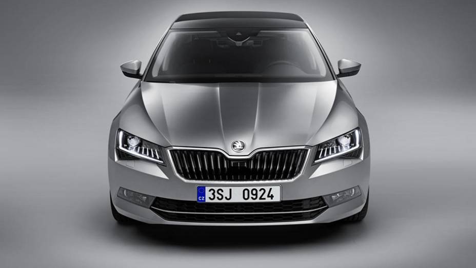 Entre os itens opcionais, destaque para os far&oacute;is bi-xen&ocirc;nio com luzes diurnas de LED integradas | <a href="https://beta-develop.quatrorodas.abril.com.br/noticias/saloes/genebra-2015/skoda-oficializa-superb-2015-837603.shtml" rel="migration">Leia mais</a>