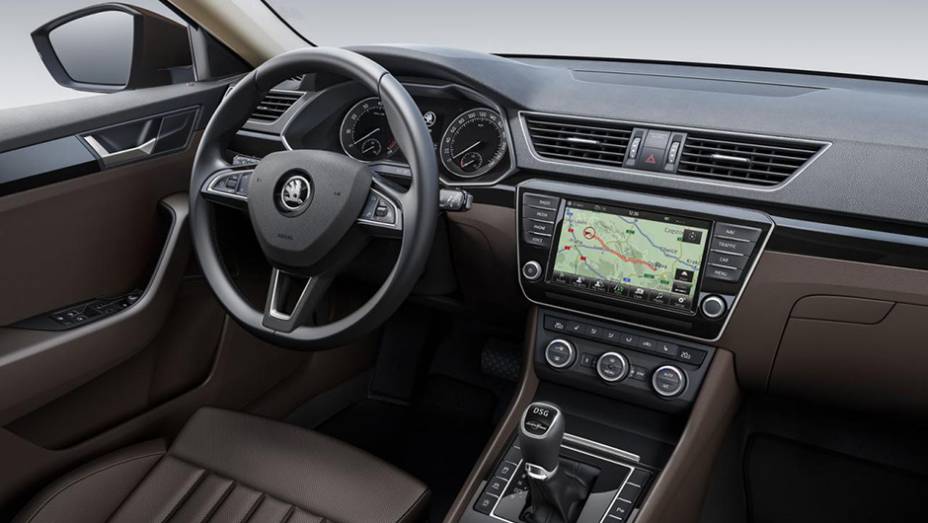 Quatro opções de sistema multimídia serão oferecidas, uma delas compatível com Apple CarPlay e Android Auto | <a href="https://beta-develop.quatrorodas.abril.com.br/noticias/saloes/genebra-2015/skoda-oficializa-superb-2015-837603.shtml" rel="migration">Leia mais</a>