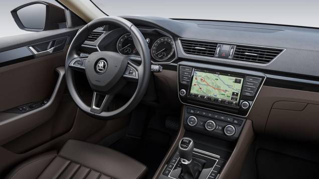 Quatro opções de sistema multimídia serão oferecidas, uma delas compatível com Apple CarPlay e Android Auto | <a href="https://beta-develop.quatrorodas.abril.com.br/noticias/saloes/genebra-2015/skoda-oficializa-superb-2015-837603.shtml" rel="migration">Leia mais</a> Quatro opções de sistema multimídia serão oferecidas, uma delas compatível com Apple CarPlay e Android Auto | <a href="https://beta-develop.quatrorodas.abril.com.br/noticias/saloes/genebra-2015/skoda-oficializa-superb-2015-837603.shtml" rel="migration">Leia mais</a>