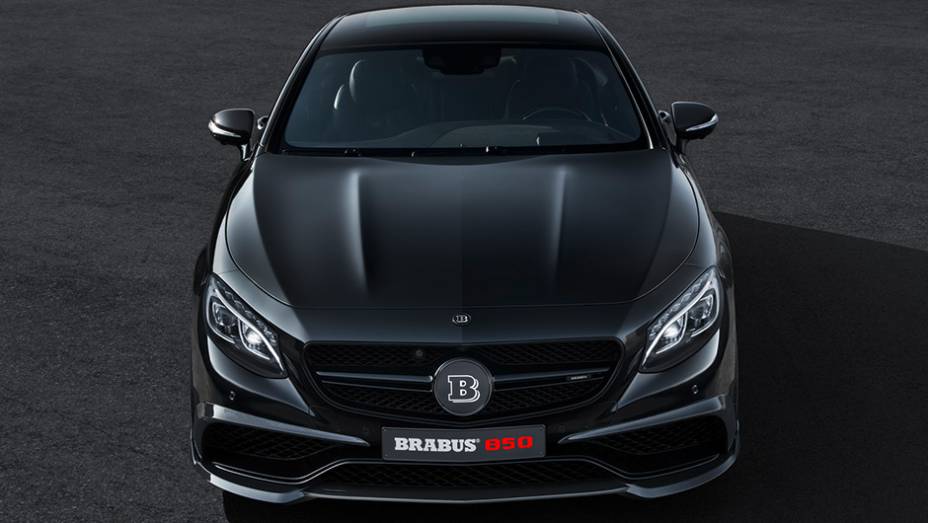 Em termos de performance, o Brabus 850 vai de 0 a 100 km/h em 3,5 segundos, batendo a velocidade m&aacute;xima de 350 km/h | <a href="https://beta-develop.quatrorodas.abril.com.br/noticias/saloes/genebra-2015/brabus-850-biturbo-coupe-revelado-839522.shtml" rel="migration">Leia mais</a>