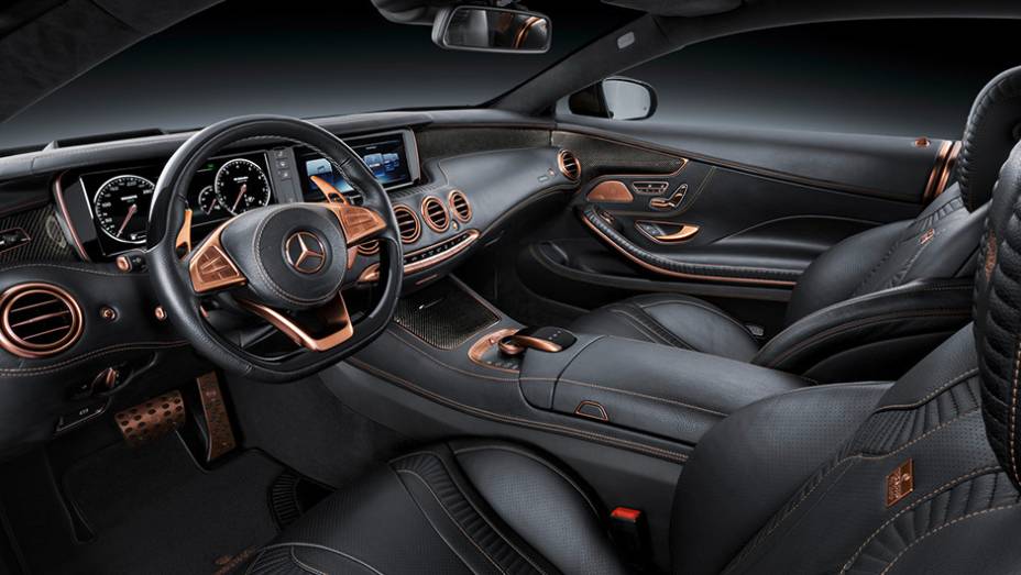 Por dentro, o revestimento dos bancos vem em couro Mastik | <a href="https://beta-develop.quatrorodas.abril.com.br/noticias/saloes/genebra-2015/brabus-850-biturbo-coupe-revelado-839522.shtml" rel="migration">Leia mais</a>