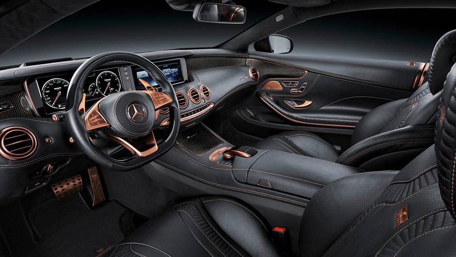Por dentro, o revestimento dos bancos vem em couro Mastik | <a href="https://beta-develop.quatrorodas.abril.com.br/noticias/saloes/genebra-2015/brabus-850-biturbo-coupe-revelado-839522.shtml" rel="migration">Leia mais</a>
