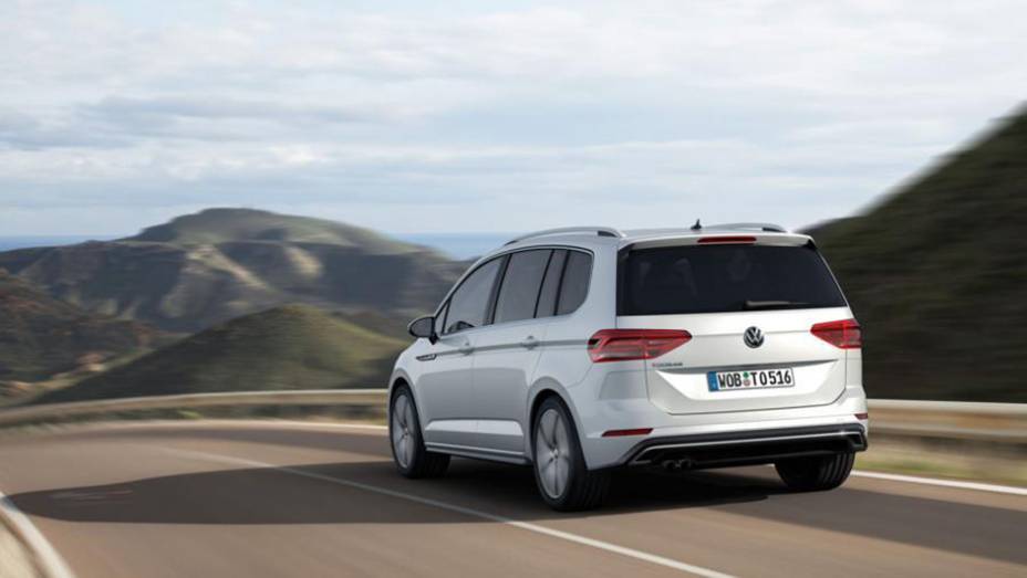 O porta-malas do novo Touran agora comporta 1.040 litros | <a href="https://beta-develop.quatrorodas.abril.com.br/noticias/saloes/genebra-2015/volkswagen-revela-nova-geracao-touran-840323.shtml" target="_blank" rel="migration">Leia mais</a>