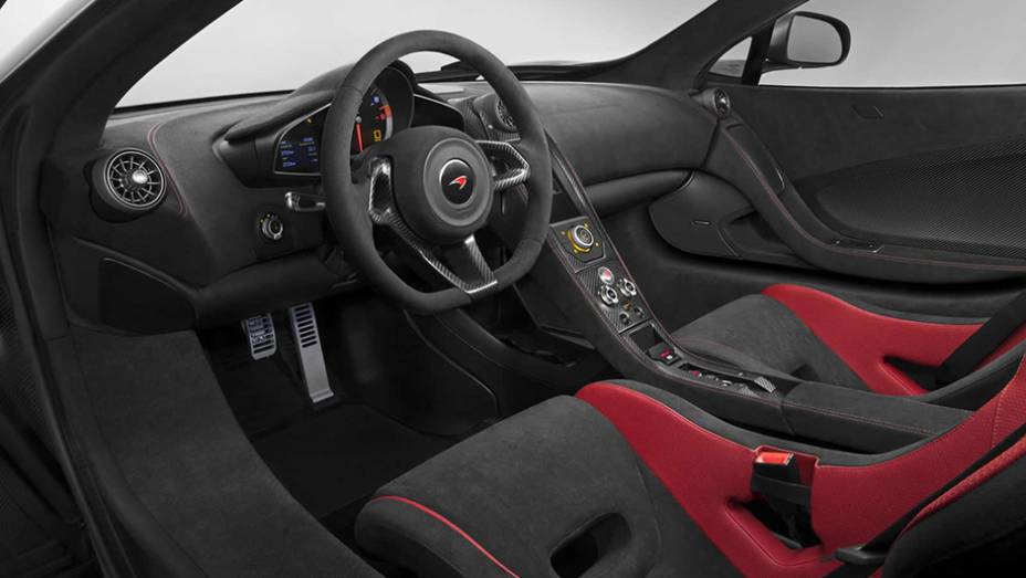 O interior tamb&eacute;m tem bancos em fibra de carbono | <a href="https://beta-develop.quatrorodas.abril.com.br/noticias/saloes/genebra-2015/mclaren-apresenta-675lt-840821.shtml" rel="migration">Leia mais</a>