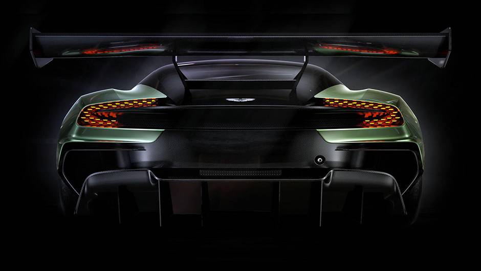 O Vulcan conta com enormes grade frontal e entradas de ar no capô, bem como um aerofólio traseiro de grandes dimensões | <a href="https://beta-develop.quatrorodas.abril.com.br/noticias/saloes/genebra-2015/aston-martin-vulcan-revelado-840800.shtml" rel="migration">Leia mais</a> O Vulcan conta com enormes grade frontal e entradas de ar no capô, bem como um aerofólio traseiro de grandes dimensões | <a href="https://beta-develop.quatrorodas.abril.com.br/noticias/saloes/genebra-2015/aston-martin-vulcan-revelado-840800.shtml" rel="migration">Leia mais</a>