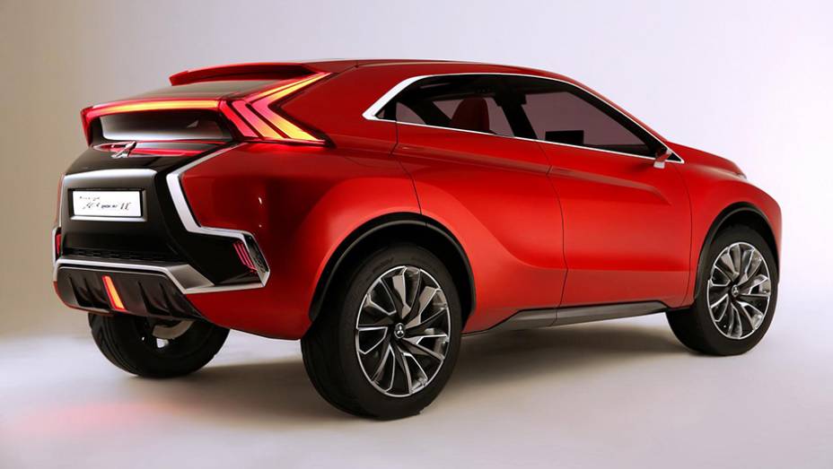 Discretas modificações visuais foram feitas no conceitual | <a href="https://beta-develop.quatrorodas.abril.com.br/noticias/saloes/genebra-2015/mitsubishi-mostra-concept-xr-phev-ii-840883.shtml" rel="migration">Leia mais</a>