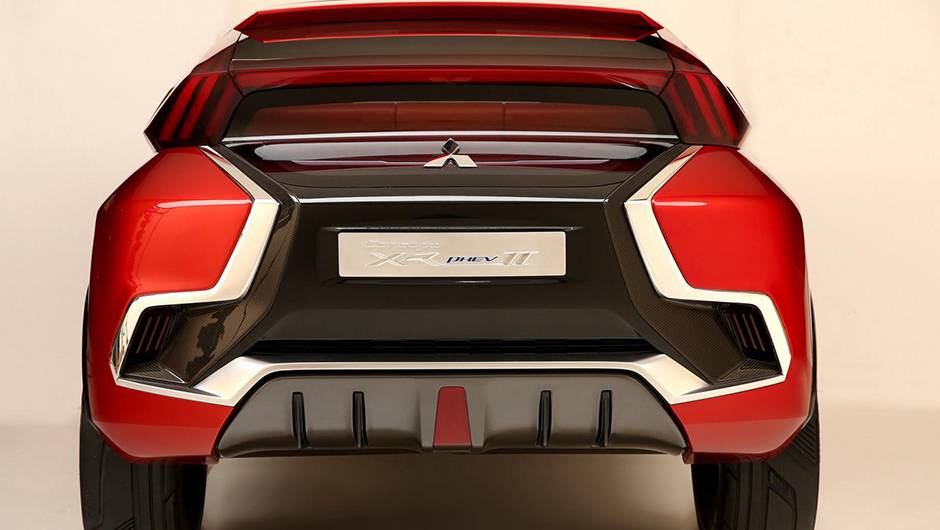 Curiosamente, a maior altera&ccedil;&atilde;o est&aacute; na traseira, com formato muito similar ao da dianteira | <a href="https://beta-develop.quatrorodas.abril.com.br/noticias/saloes/genebra-2015/mitsubishi-mostra-concept-xr-phev-ii-840883.shtml" rel="migration">Leia mais</a>