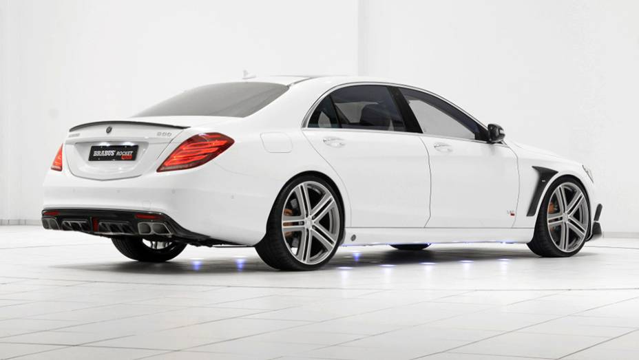 Como o nome sugere, o motor V12 entrega 900 cavalos de pot&ecirc;ncia | <a href="https://beta-develop.quatrorodas.abril.com.br/noticias/saloes/genebra-2015/brabus-exibe-classe-s-rocket-900-841942.shtml" rel="migration">Leia mais</a>
