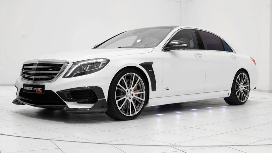 Na pr&aacute;tica, as modifica&ccedil;&otilde;es fazem com que a velocidade m&aacute;xima chegue a 350 km/h | <a href="https://beta-develop.quatrorodas.abril.com.br/noticias/saloes/genebra-2015/brabus-exibe-classe-s-rocket-900-841942.shtml" rel="migration">Leia mais</a>