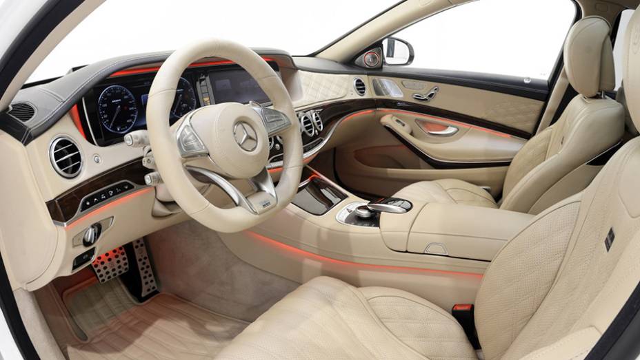 Por dentro, o volante esportivo multifuncional &eacute; quase um contraste... | <a href="https://beta-develop.quatrorodas.abril.com.br/noticias/saloes/genebra-2015/brabus-exibe-classe-s-rocket-900-841942.shtml" rel="migration">Leia mais</a>