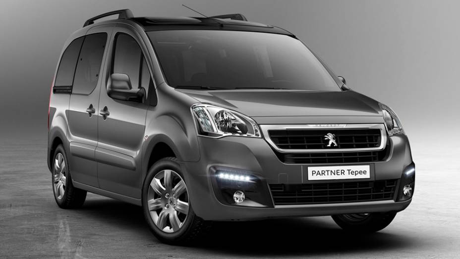 O facelift do Peugeot Partner traz modificações na dianteira (grade, para-choque, faróis...) | <a href="https://beta-develop.quatrorodas.abril.com.br/noticias/saloes/genebra-2015/peugeot-renova-partner-genebra-841623.shtml" rel="migration">Leia mais</a>