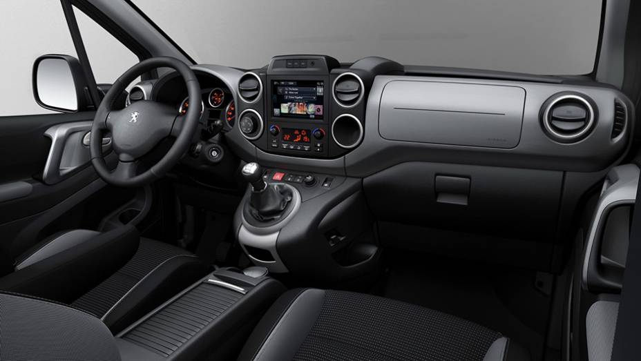 Como opcionais, surgem navegador GPS integrado e fun&ccedil;&atilde;o Mirror Screen | <a href="https://beta-develop.quatrorodas.abril.com.br/noticias/saloes/genebra-2015/peugeot-renova-partner-genebra-841623.shtml" rel="migration">Leia mais</a>