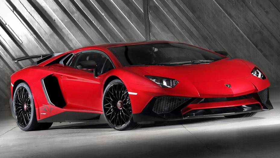 A Lambo SuperVeloce se beneficia do aumento de potência do motor e da redução do peso total | <a href="https://beta-develop.quatrorodas.abril.com.br/noticias/saloes/genebra-2015/lamborghini-apresenta-aventador-superveloce-842600.shtml" rel="migration">Leia mais</a>