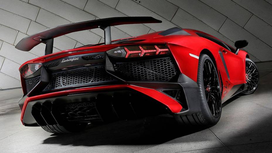 Assim, o Aventador SV acelera de 0 a 100 km/h em 2,8 segundos, atingindo a velocidade máxima de 349 km/h | <a href="https://beta-develop.quatrorodas.abril.com.br/noticias/saloes/genebra-2015/lamborghini-apresenta-aventador-superveloce-842600.shtml" rel="migration">Leia mais</a>