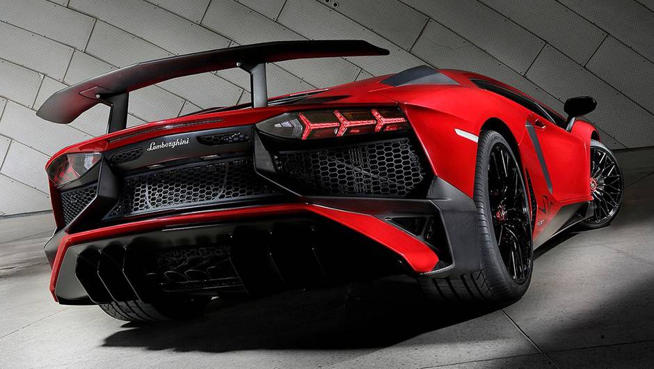 Assim, o Aventador SV acelera de 0 a 100 km/h em 2,8 segundos, atingindo a velocidade m&aacute;xima de 349 km/h | <a href="https://beta-develop.quatrorodas.abril.com.br/noticias/saloes/genebra-2015/lamborghini-apresenta-aventador-superveloce-842600.shtml" rel="migration">Leia mais</a>
