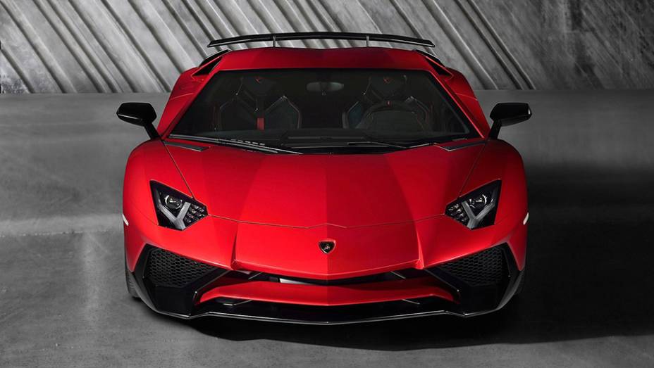 Já a redução de peso é de quase 50 kg (no total, são 1.525 kg) | <a href="https://beta-develop.quatrorodas.abril.com.br/noticias/saloes/genebra-2015/lamborghini-apresenta-aventador-superveloce-842600.shtml" rel="migration">Leia mais</a>