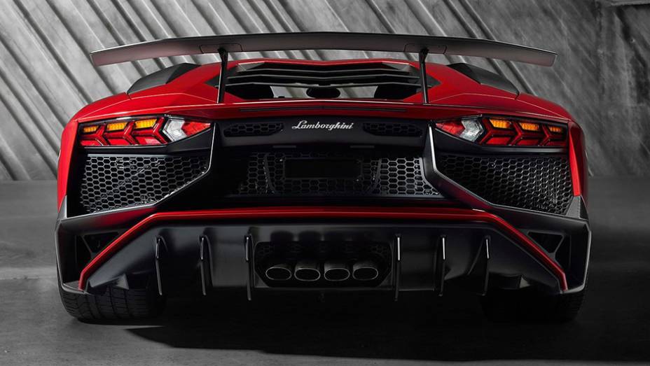 O preço do Aventador SV foi definido em 327 mil euros (sem contar os impostos) | <a href="https://beta-develop.quatrorodas.abril.com.br/noticias/saloes/genebra-2015/lamborghini-apresenta-aventador-superveloce-842600.shtml" rel="migration">Leia mais</a>