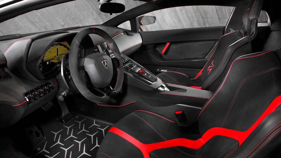 As primeiras unidades serão entregues pela Lamborghini na Europa durante o segundo trimestre deste ano | <a href="https://beta-develop.quatrorodas.abril.com.br/noticias/saloes/genebra-2015/lamborghini-apresenta-aventador-superveloce-842600.shtml" rel="migration">Leia mais</a>