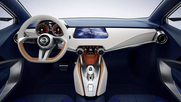 H&aacute; certa tend&ecirc;ncia minimalista no interior, mas, ainda sim, tecnol&oacute;gica, com display multim&iacute;dia no console central e volante multifuncional com base achatada | <a href="https://beta-develop.quatrorodas.abril.com.br/noticias/saloes/genebra-2015/nissan-radicaliza-sway-con" rel="migration"></a>
