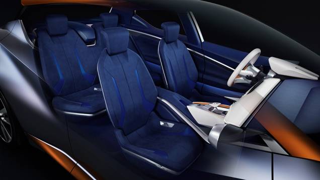 O acabamento &eacute; na cor branca, com revestimento de bancos e laterais das portas em azul | <a href="https://beta-develop.quatrorodas.abril.com.br/noticias/saloes/genebra-2015/nissan-radicaliza-sway-concept-842860.shtml" rel="migration">Leia mais</a>