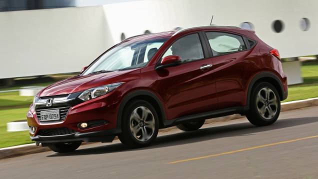A carroceria remete ao estilo coupé esportivo e conta com LEDs nas lanternas e luzes de freios traseiras | <a href="https://beta-develop.quatrorodas.abril.com.br/noticias/fabricantes/honda-lanca-hr-v-brasil-846243.shtml" rel="migration">Leia mais</a> A carroceria remete ao estilo coupé esportivo e conta com LEDs nas lanternas e luzes de freios traseiras | <a href="https://beta-develop.quatrorodas.abril.com.br/noticias/fabricantes/honda-lanca-hr-v-brasil-846243.shtml" rel="migration">Leia mais</a>