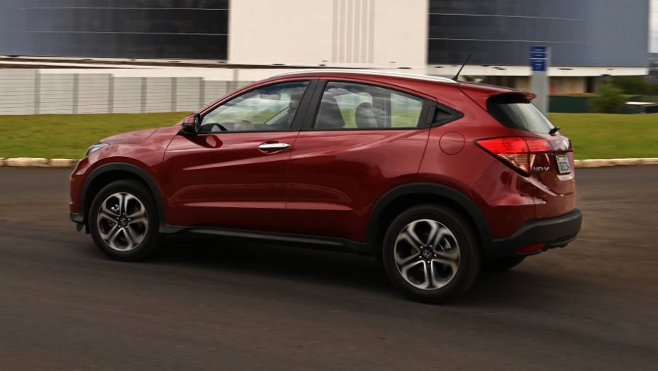 Em todas as versões, o HR-V é equipado com motor 1.8 V-TEC flexível, oferecendo 140 cavalos de potência quando abastecido com gasolina e 139 cv se municiado com etanol | <a href="https://beta-develop.quatrorodas.abril.com.br/noticias/fabricantes/honda-lanca-hr-v-brasil-" rel="migration"></a>