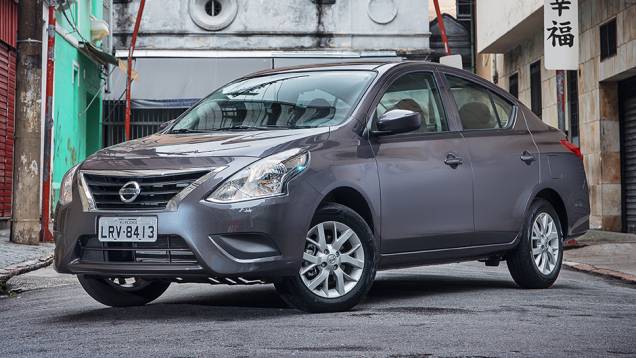 Uma das grandes novidades do Novo Versa &eacute; a introdu&ccedil;&atilde;o de duas vers&otilde;es equipadas com o motor 1.0 tricil&iacute;ndrico, o mesmo que estreou no New March | <a href="https://beta-develop.quatrorodas.abril.com.br/noticias/fabricantes/nissan-new-versa-chega-lojas-dia-23-848082.shtm" rel="migration"></a>