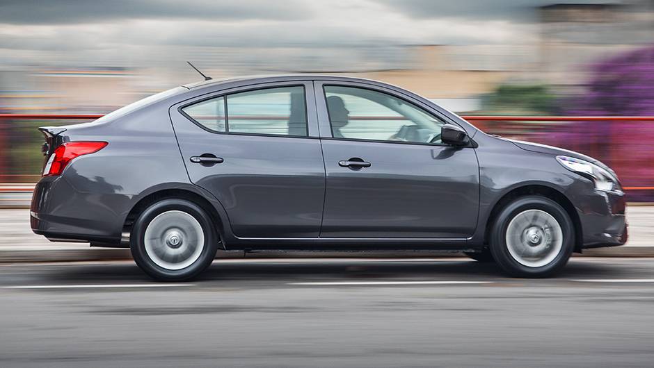 O sed&atilde; est&aacute; aproximadamente 4 cent&iacute;metros mais longo, mas o espa&ccedil;o-entre eixos segue sendo de 2,60 metros | <a href="https://beta-develop.quatrorodas.abril.com.br/noticias/fabricantes/nissan-new-versa-chega-lojas-dia-23-848082.shtml" rel="migration">Leia mais</a>