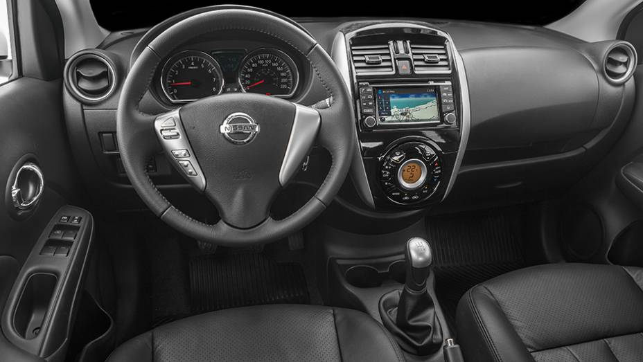 O revestimento da cabine é em couro, há navegador integrado e ar-condicionado digital automático | <a href="https://beta-develop.quatrorodas.abril.com.br/noticias/fabricantes/nissan-new-versa-chega-lojas-dia-23-848082.shtml" rel="migration">Leia mais</a> O revestimento da cabine é em couro, há navegador integrado e ar-condicionado digital automático | <a href="https://beta-develop.quatrorodas.abril.com.br/noticias/fabricantes/nissan-new-versa-chega-lojas-dia-23-848082.shtml" rel="migration">Leia mais</a>