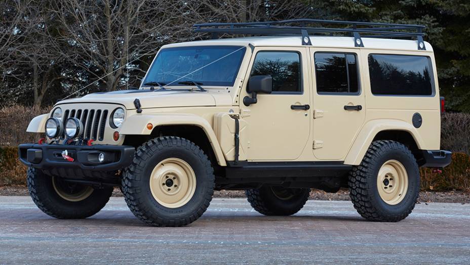 O Wrangler Africa se destaca pelos pneus, aptos a qualquer tipo de terreno | <a href="https://beta-develop.quatrorodas.abril.com.br/noticias/fabricantes/jeep-mostra-conceituais-evento-pascoa-849122.shtml" rel="migration">Leia mais</a>