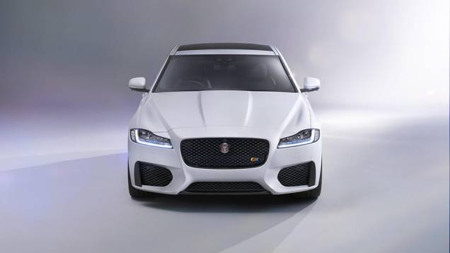 No que diz respeito &agrave; motoriza&ccedil;&atilde;o, a preocupa&ccedil;&atilde;o da Jaguar &eacute; a redu&ccedil;&atilde;o da emiss&atilde;o de CO2. O mais "verde" &eacute; o 2.0 Ingenium a diesel, oferecendo 161 cv enquanto emite 104 gramas de CO2 por quil&ocirc;metro rodado | <a href="https://beta-develop.quatrorodas.abril.com.br/noticias" rel="migration"></a>